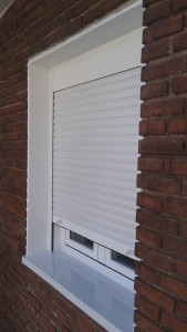 ventana con persiana en color blanco