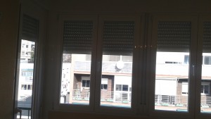 Cerramiento de terraza con persianas en blanco